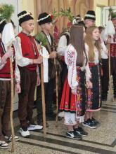 Коледари  и сурвакари наричаха за здраве и берекет в училище